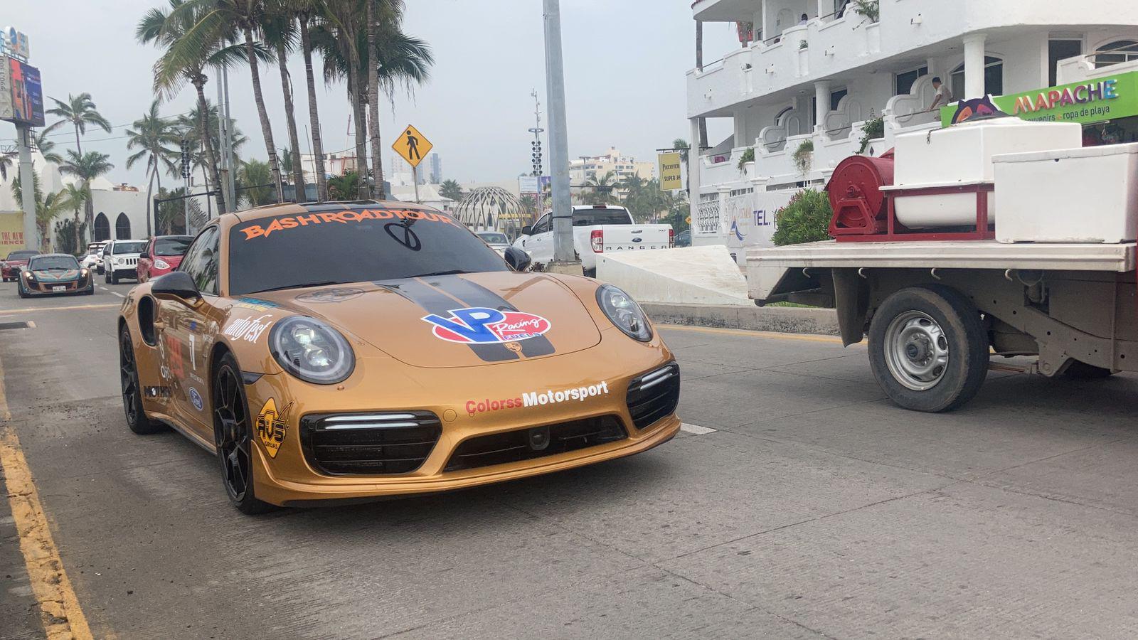 $!Autos de lujo como Lamborghini, Ferrari, Porsche, McLaren y otros recorren Mazatlán