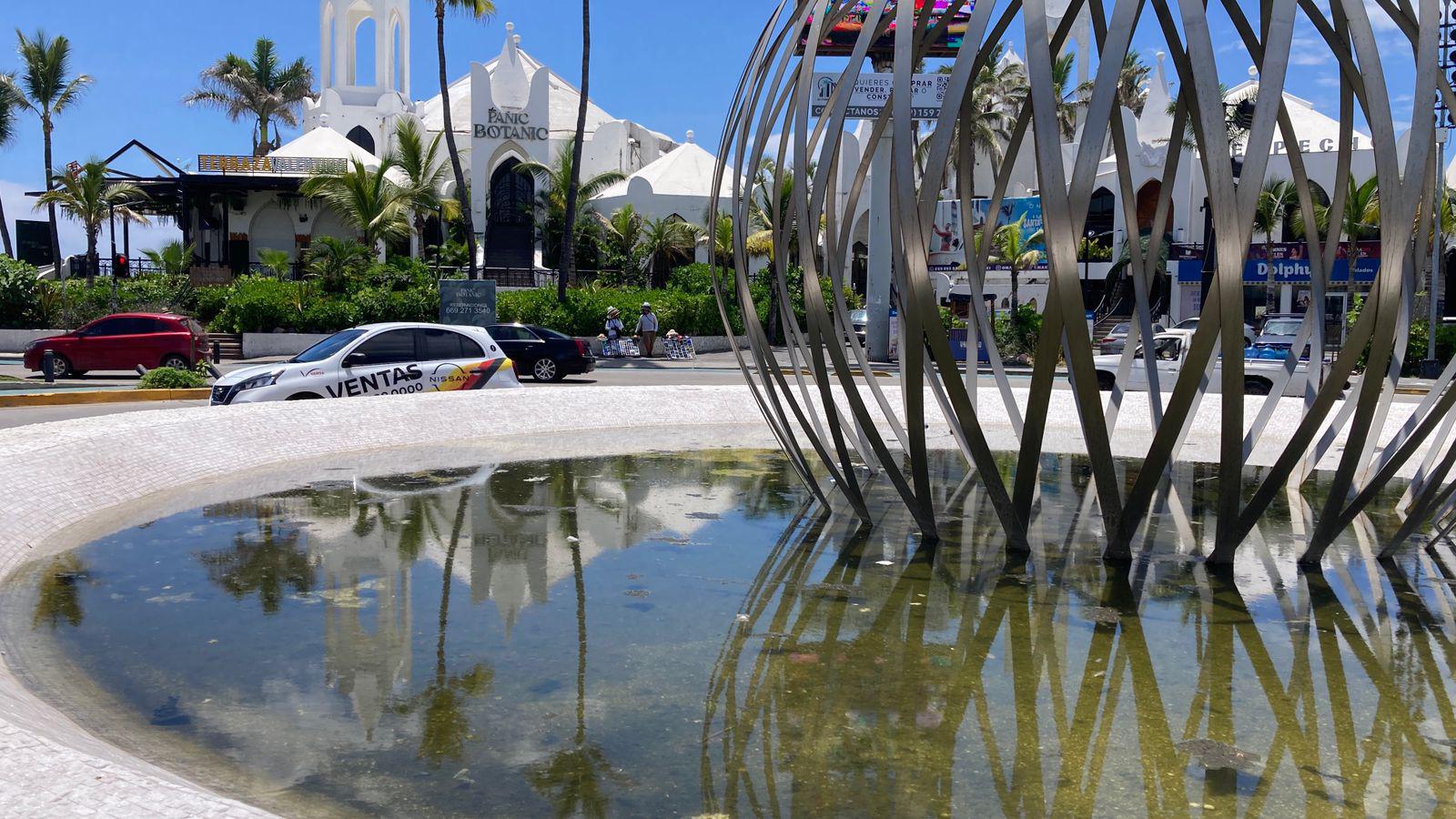$!Con agua estancada y basura flotando se encuentra actualmente la glorieta ‘La Perla del Pacífico’