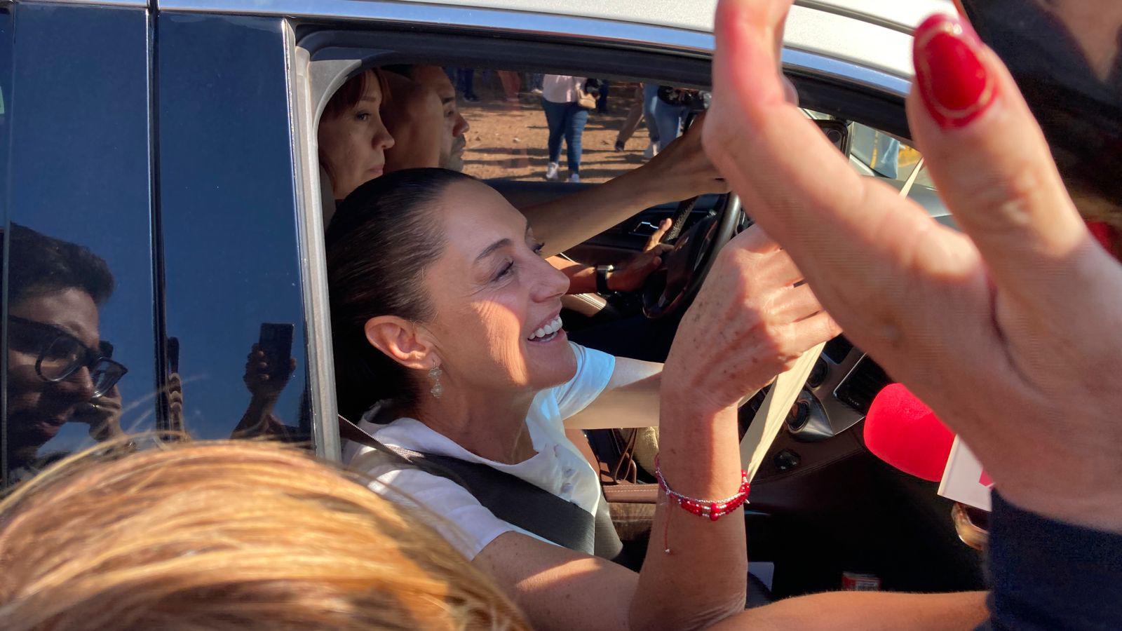 $!Se arremolinan alrededor de Claudia Sheinbaum a su llegada al Hospital General de Mazatlán