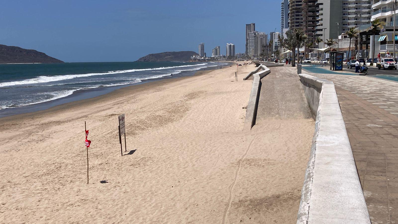 $!En playa de Mazatlán que buscan certificación hay huellas de descargas al mar