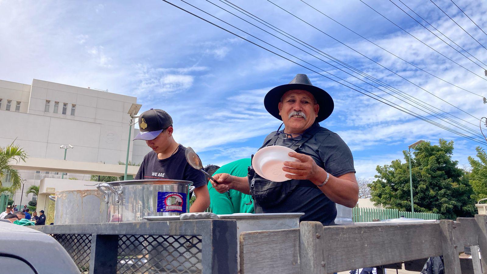 $!Comparten alimentos afuera del Hospital General de Mazatlán
