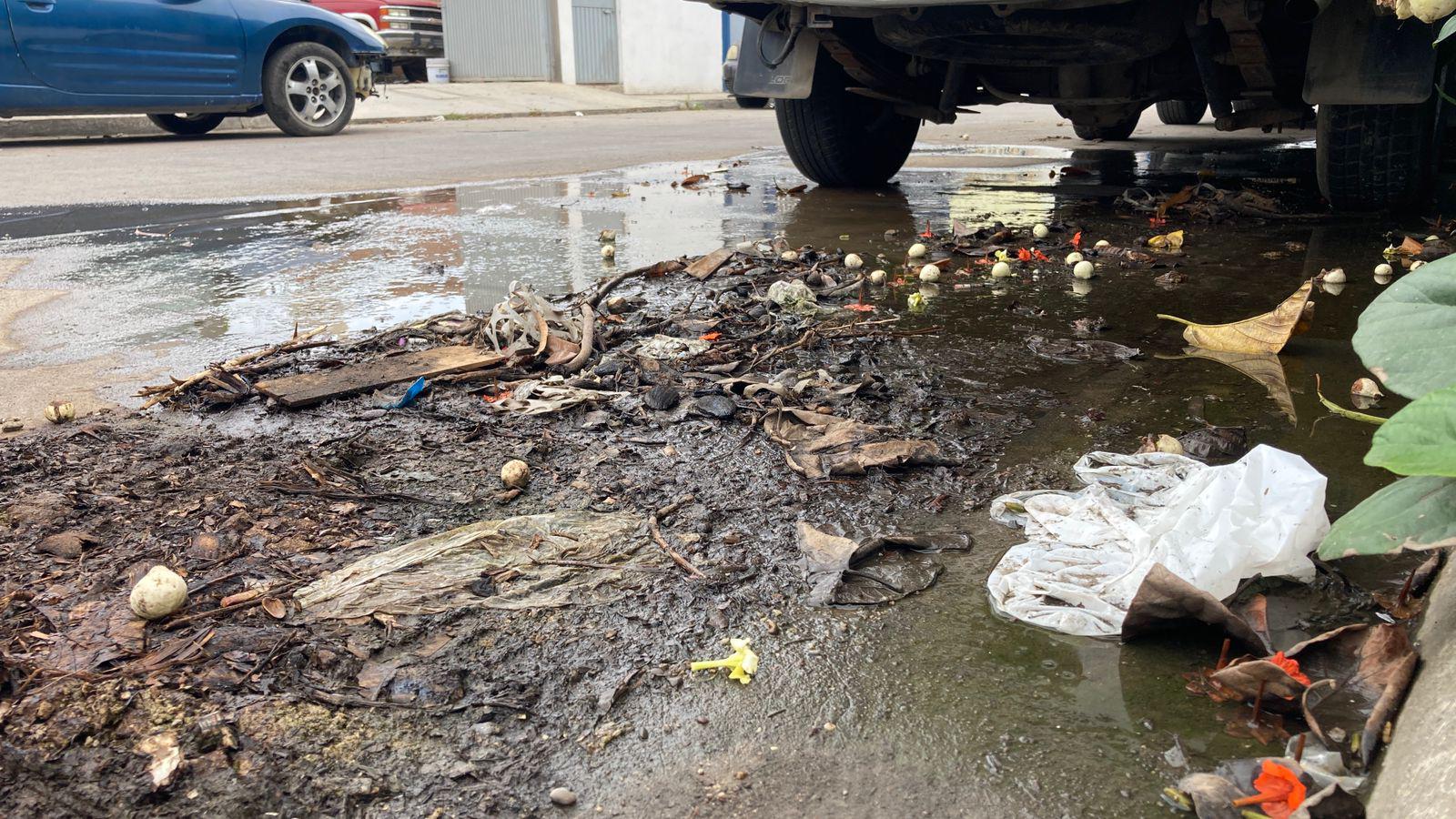 $!Fuga de aguas negras y mal olor genera malestar entre vecinos en la colonia Venustiano Carranza, en Mazatlán