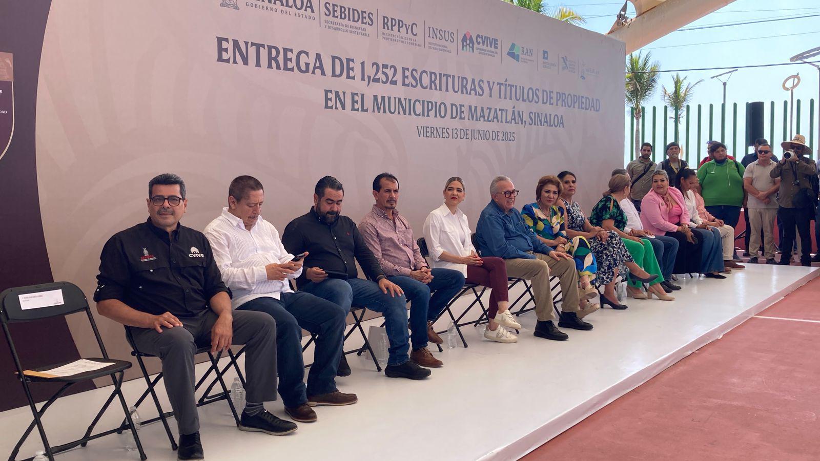 $!Gobierno de Sinaloa entrega más de mil 200 escrituras en Mazatlán