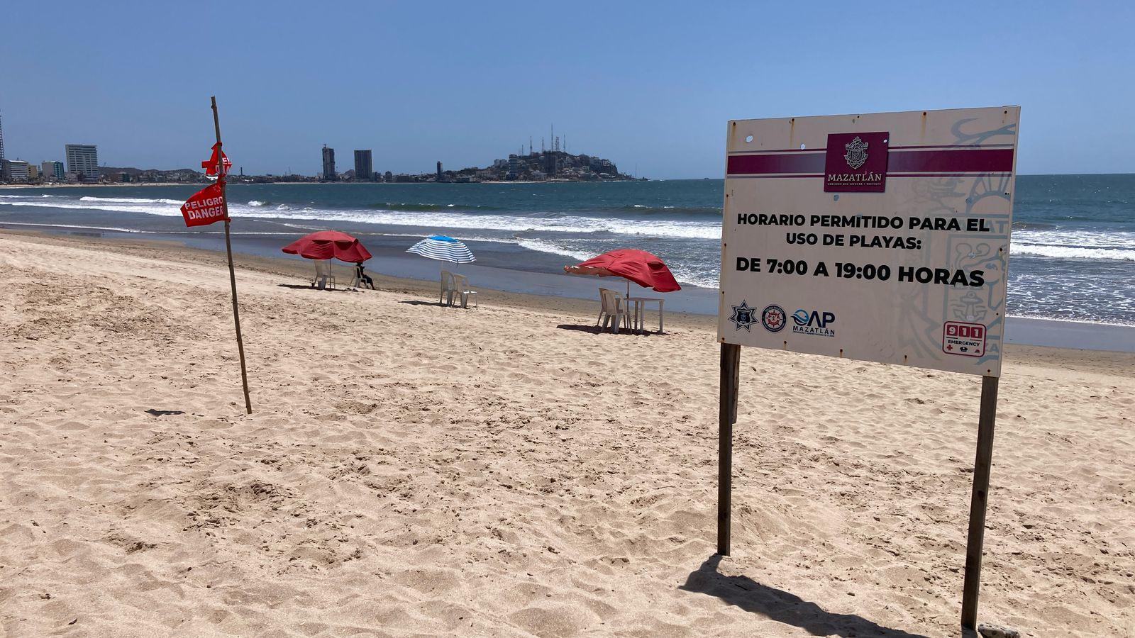 $!En playa de Mazatlán que buscan certificación hay huellas de descargas al mar