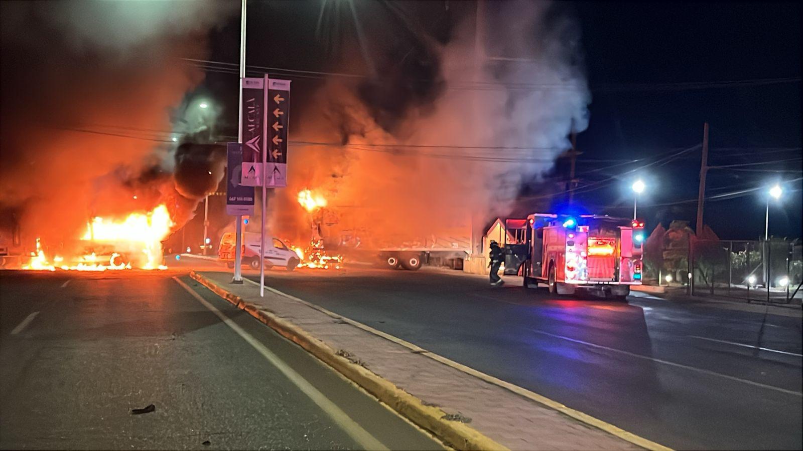 $!Bloqueos en Culiacán; queman vehículos en la salida norte