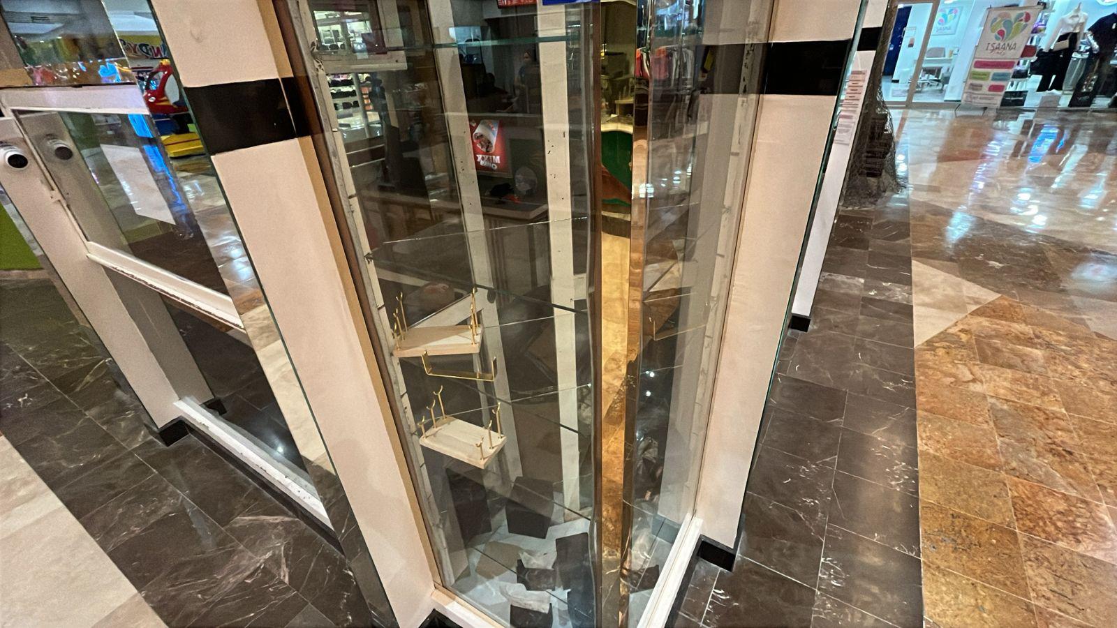$!Roban más de un millón de pesos en una joyería de un centro comercial de La Campiña, en Culiacán