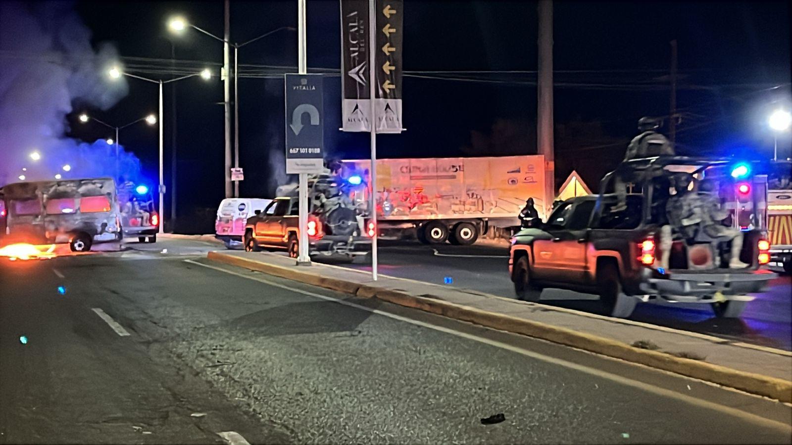 $!Bloqueos en Culiacán; queman vehículos en la salida norte