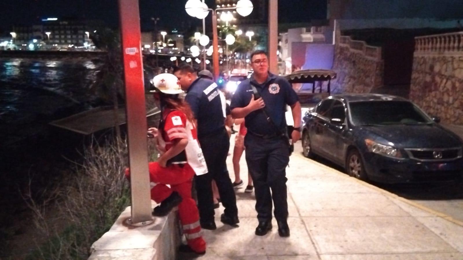 $!Rescatan con vida a turista de la CDMX que cayó al área rocosa del Paseo Olas Altas