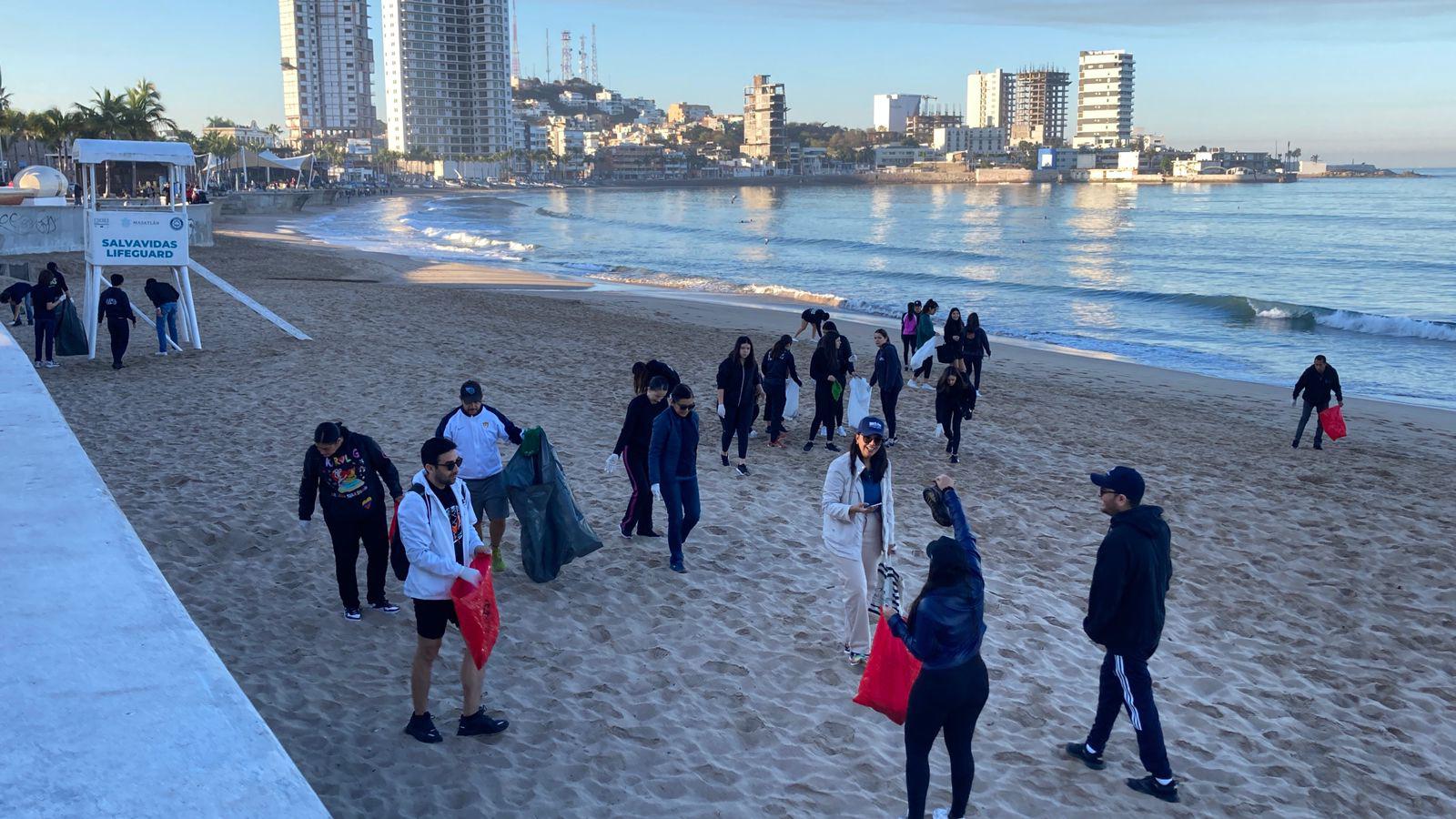 $!Realizan nueva recolecta de microplásticos en jornada de saneamiento en Playa Norte