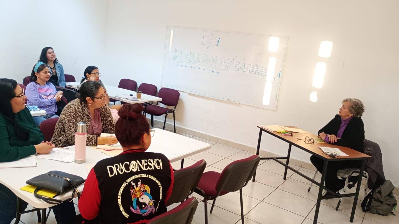 $!Melly Peraza durante su charla con las chicas.
