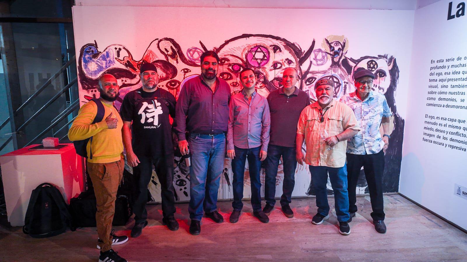 $!Amigos y colegas acompañaron al artista en la inauguración.