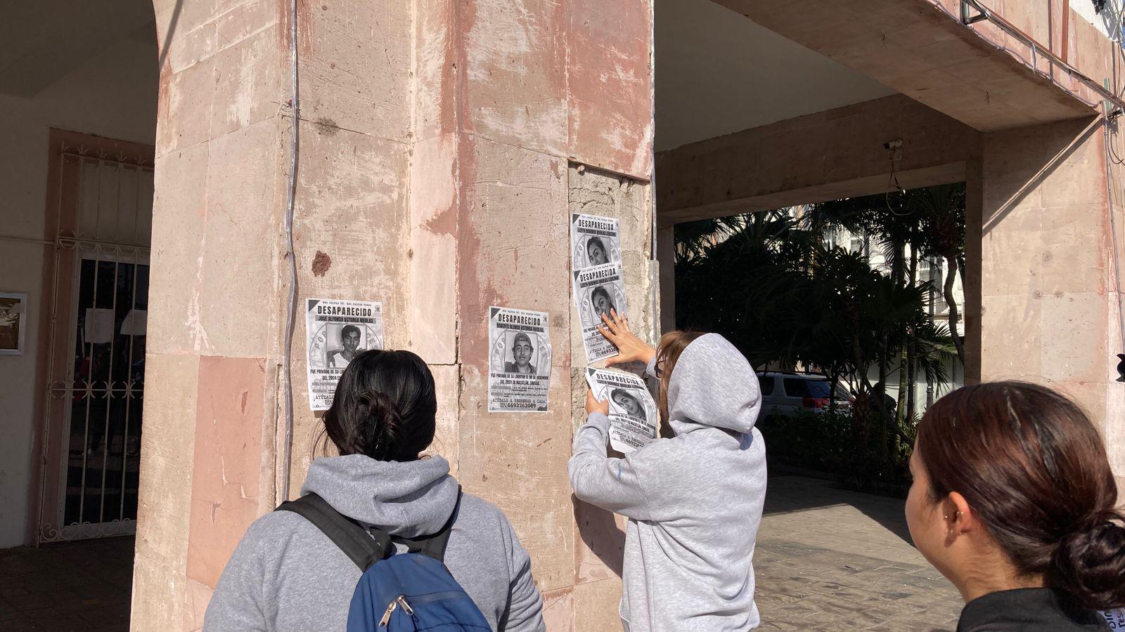 $!Exigen en manifestación en Mazatlán apoyo para encontrar a personas desaparecidas y renuncia del Gobernador Rocha