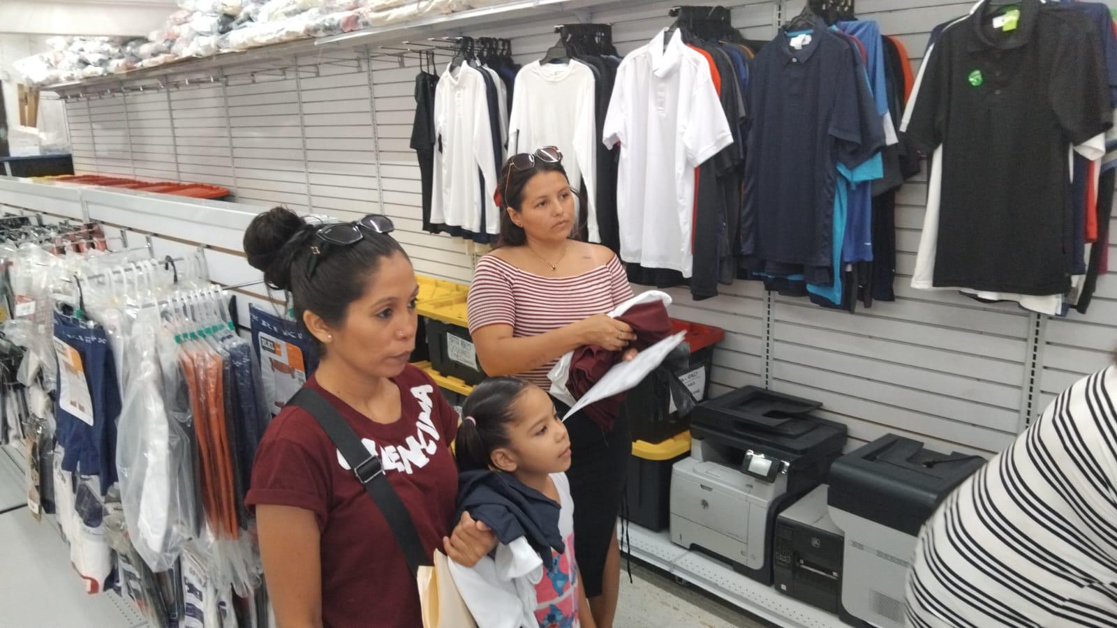 $!Tiene segunda semana del canje de uniformes y útiles escolares una mayor afluencia de padres de familia