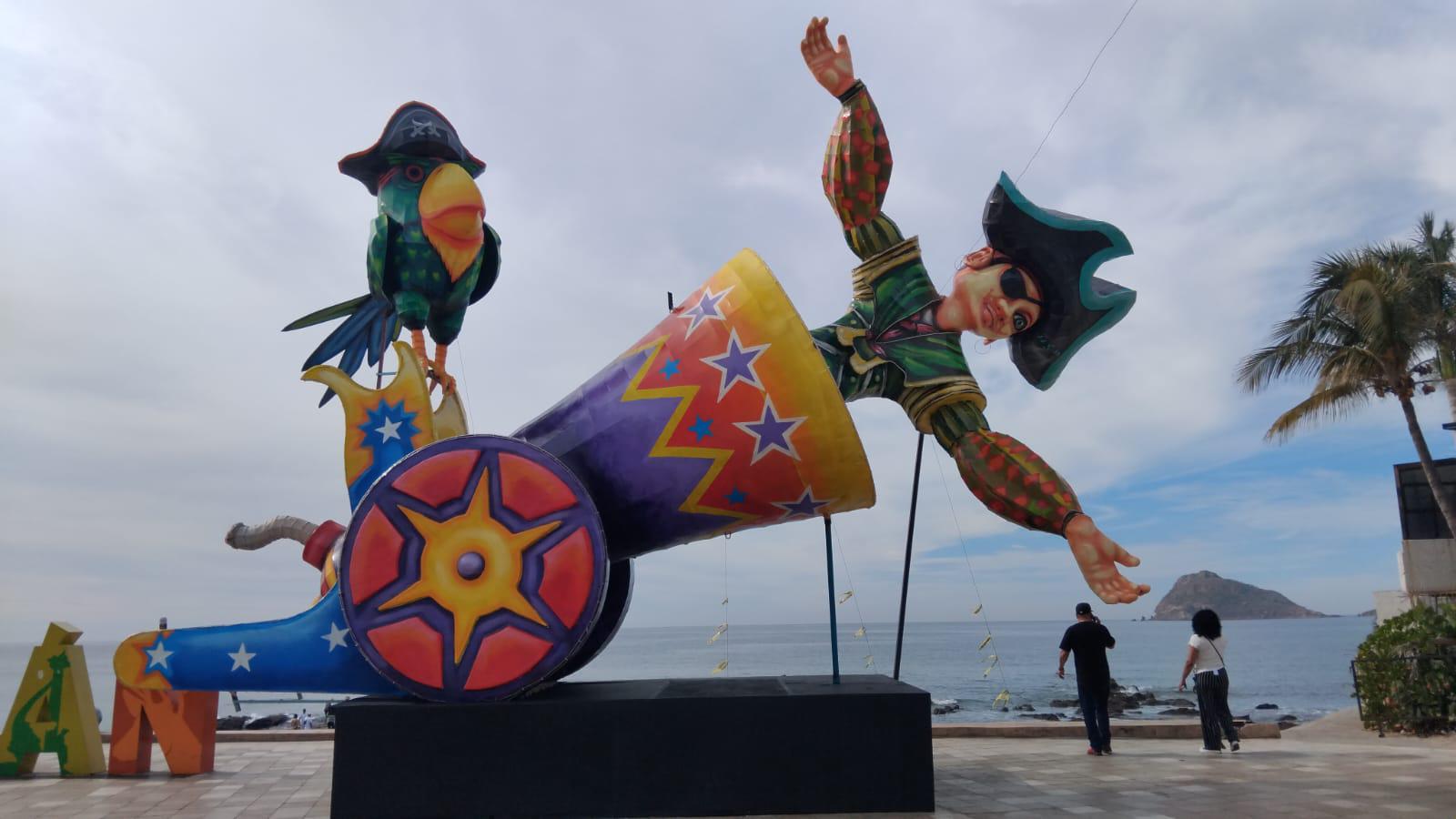 $!Continúa instalación de más monigotes del Carnaval de Mazatlán