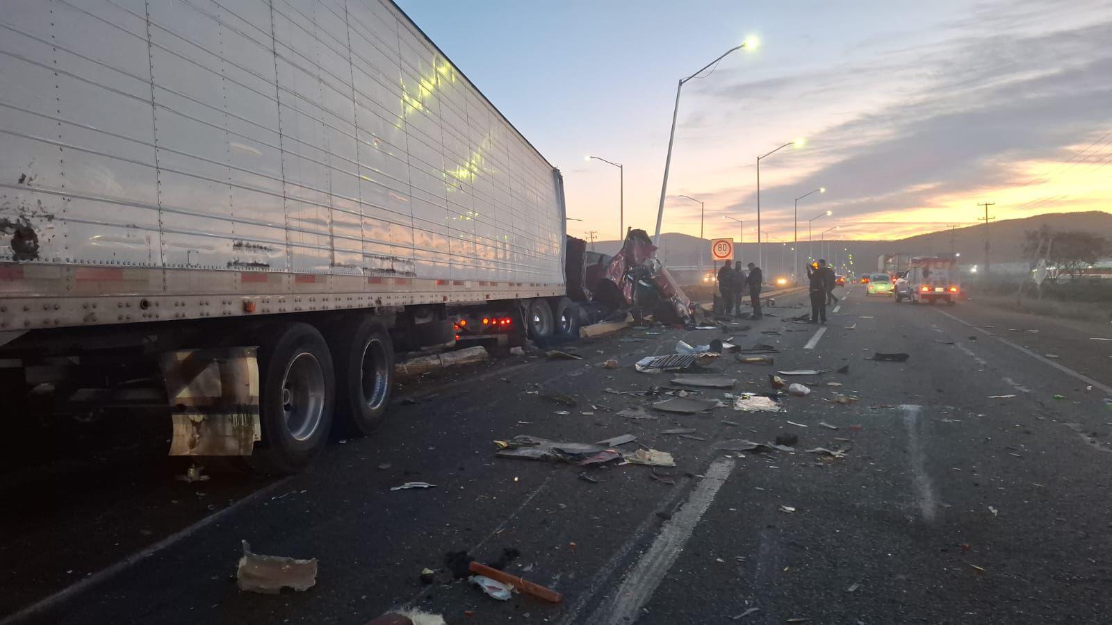 $!Choque por alcance deja tráiler destrozado en La Costerita