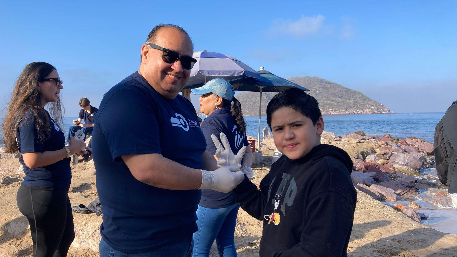 $!Lideran jóvenes de Coparmex jornada de limpieza de playas en Mazatlán