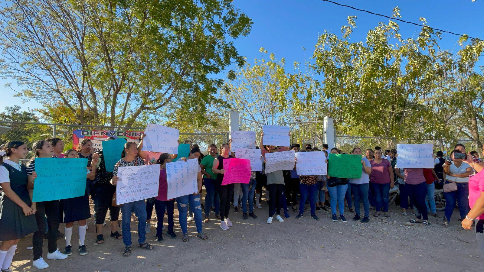 $!Por falta de luz, se manifiestan padres y alumnos de secundaria en La Concha, Escuinapa