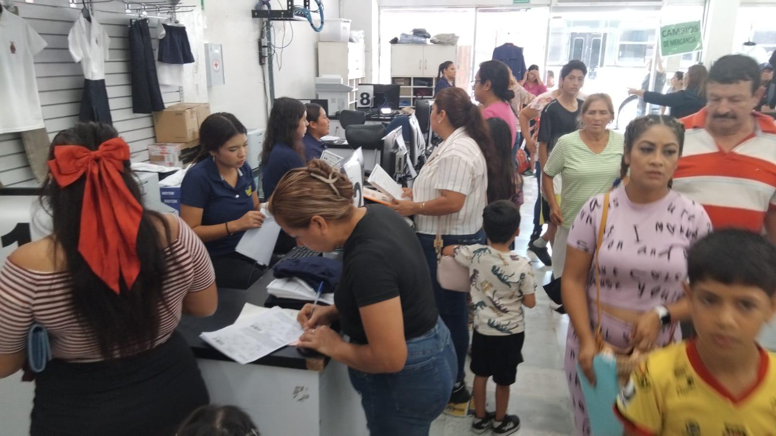 $!Tiene segunda semana del canje de uniformes y útiles escolares una mayor afluencia de padres de familia