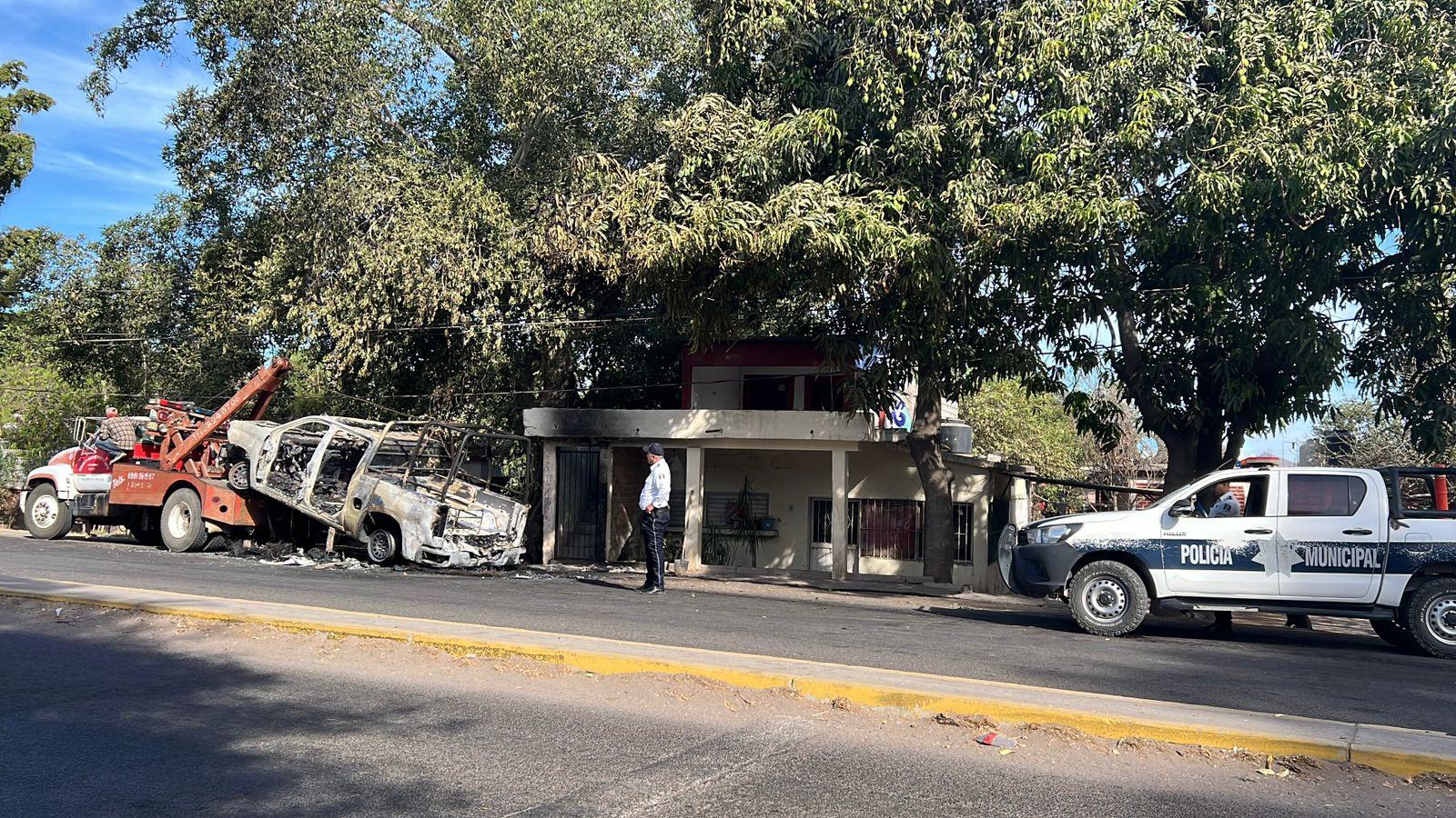 $!Retiran patrulla de Policía Estatal incendiada en El Fuerte 9 horas después del siniestro