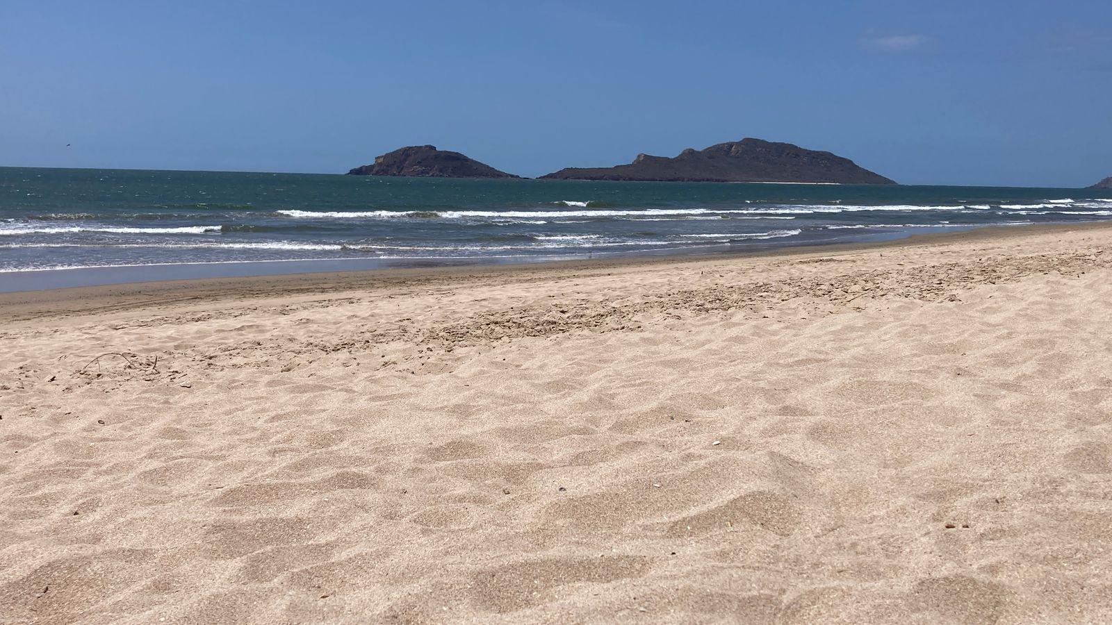 $!En playa de Mazatlán que buscan certificación hay huellas de descargas al mar