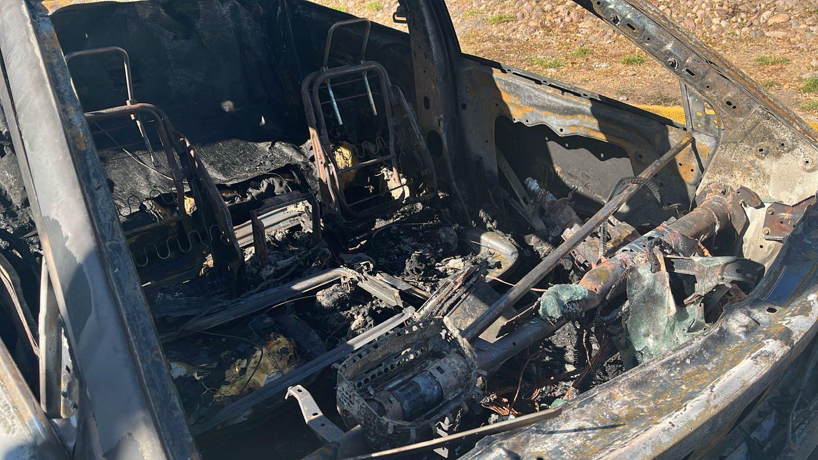$!Fuego consume un vehículo por el Infonavit Cañadas, en Culiacán