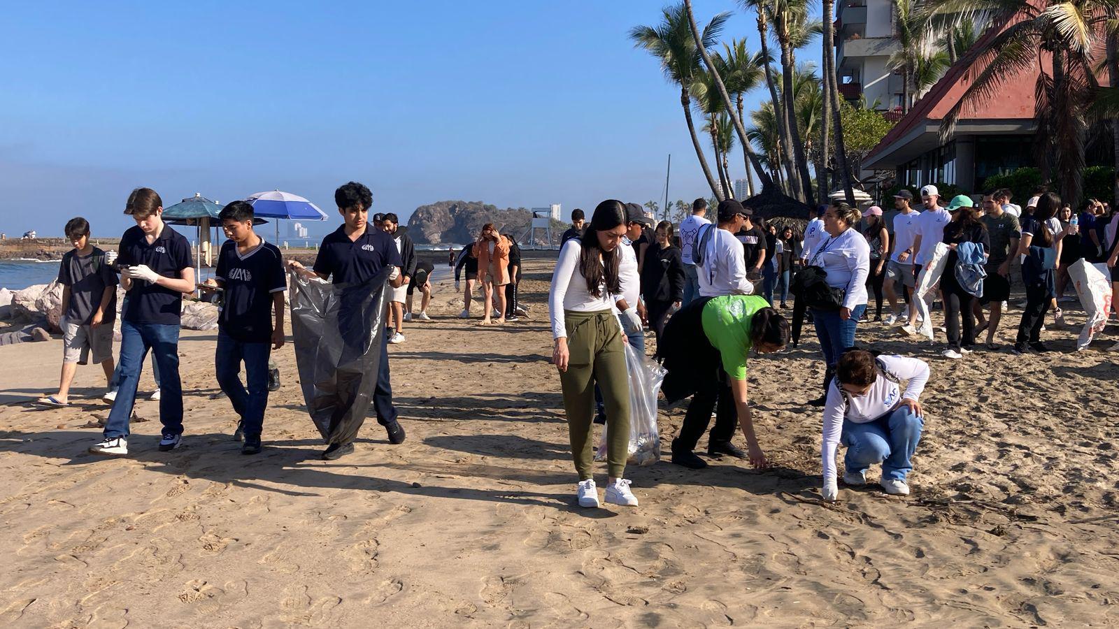 $!Lideran jóvenes de Coparmex jornada de limpieza de playas en Mazatlán