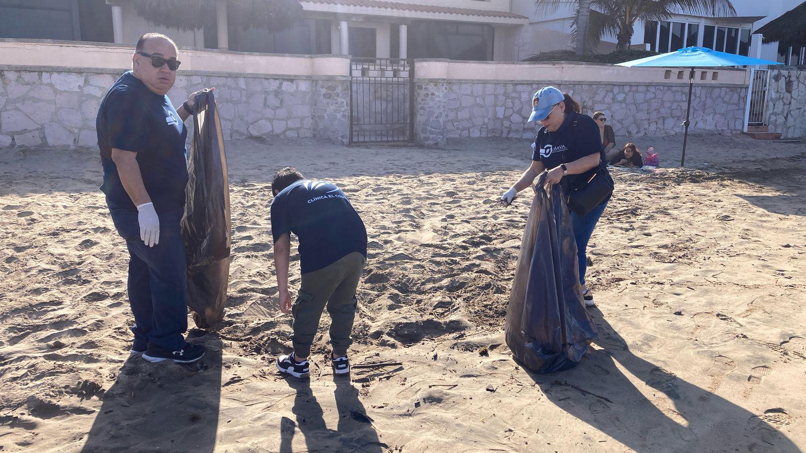 $!Lideran jóvenes de Coparmex jornada de limpieza de playas en Mazatlán