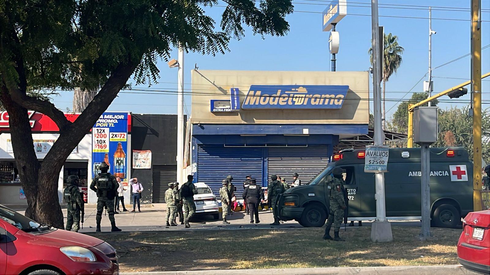 $!Choca ambulancia del Ejército contra vehículo particular en la colonia Margarita, en Culiacán