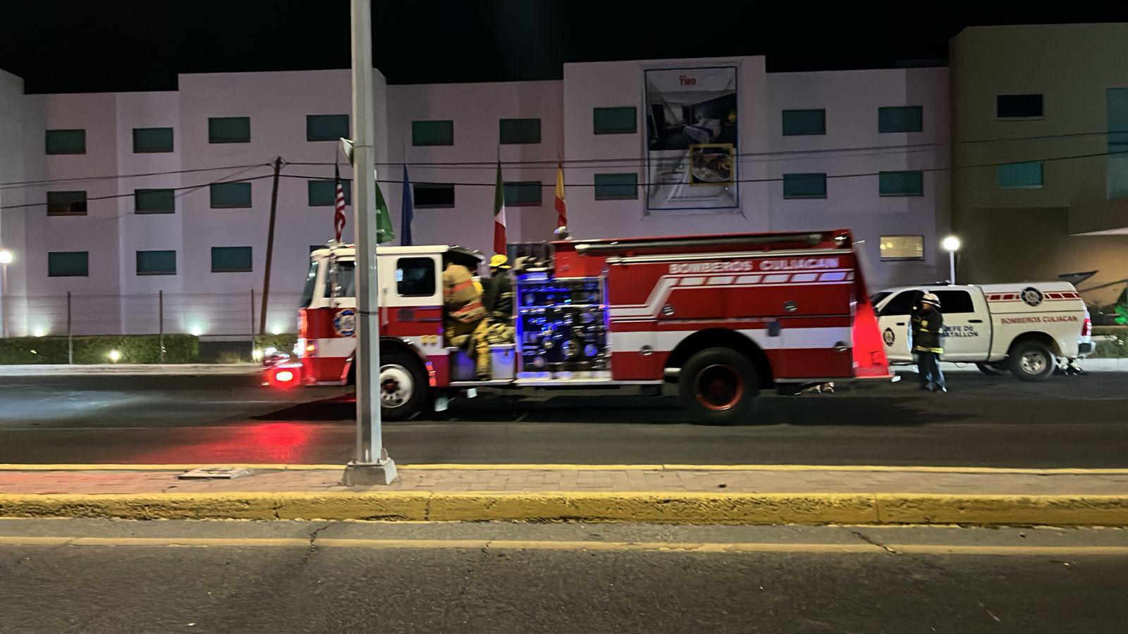$!Bloqueos en Culiacán; queman vehículos en la salida norte