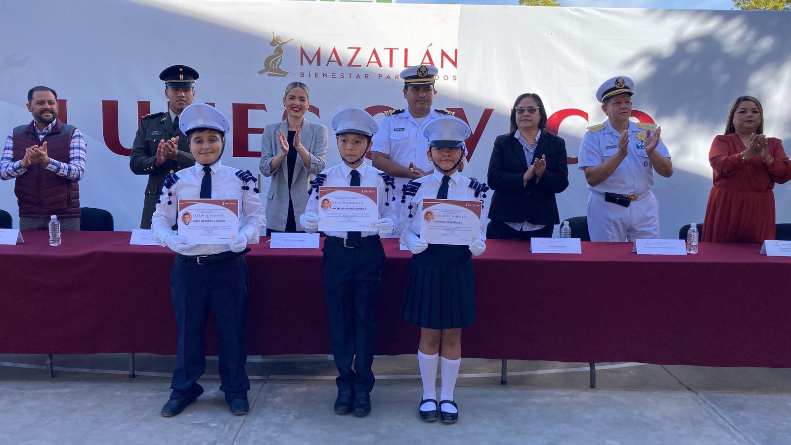 $!Se compromete Alcaldesa de Mazatlán a construir gradas en primaria de Valle Bonito