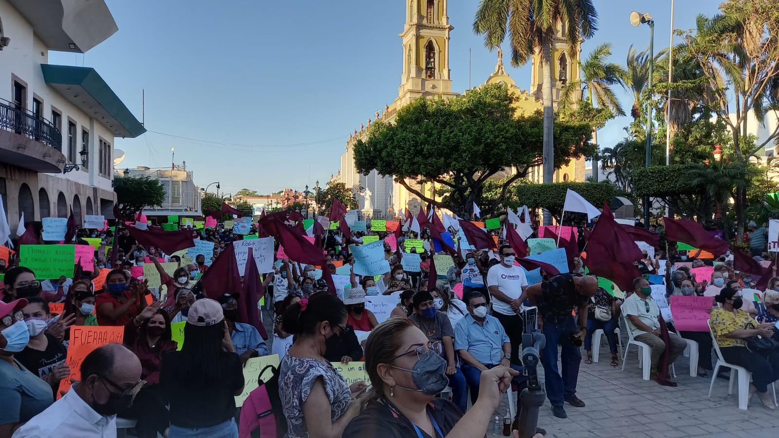 $!Morenistas ‘arropan’ al Alcalde de Mazatlán, ‘El Químico’, en una asamblea informativa