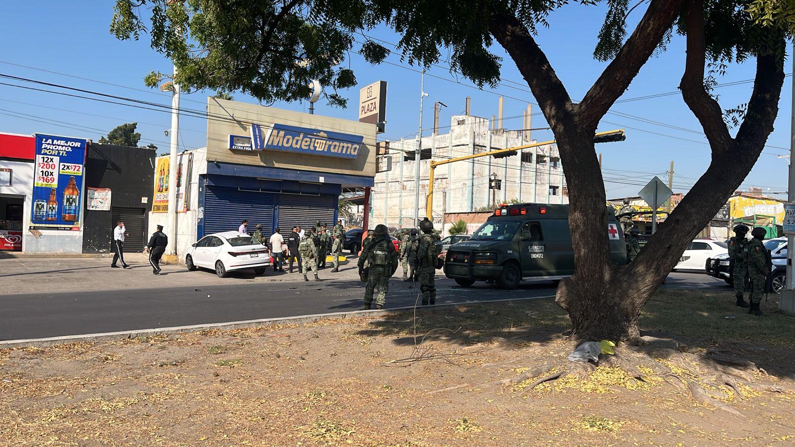 $!Choca ambulancia del Ejército contra vehículo particular en la colonia Margarita, en Culiacán