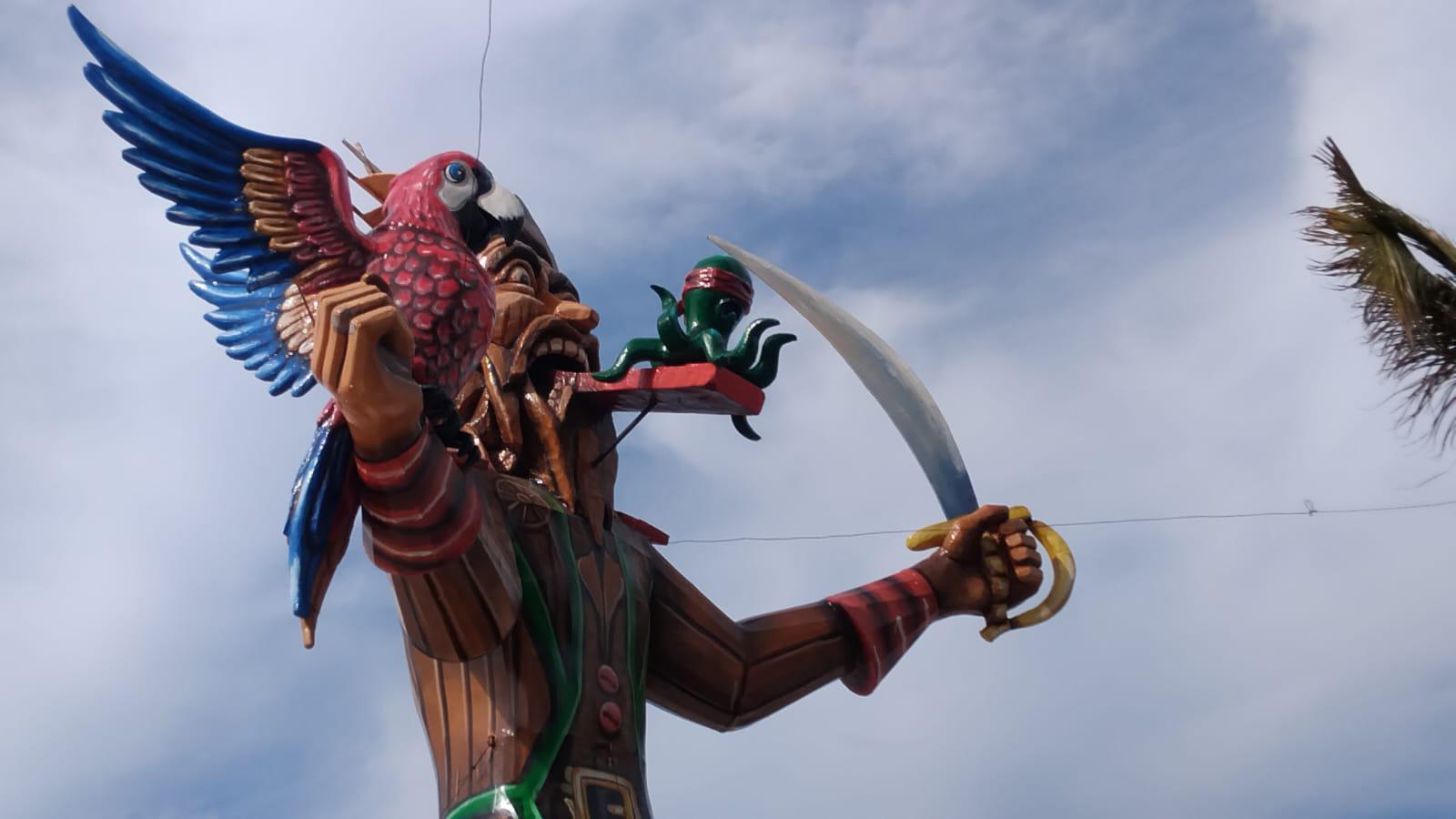 $!Continúa instalación de más monigotes del Carnaval de Mazatlán