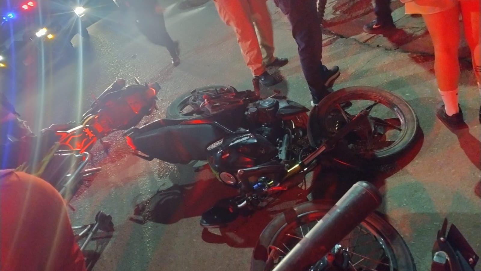 $!Chocan tres motocicletas en el centro de Escuinapa; hay cuatro lesionados