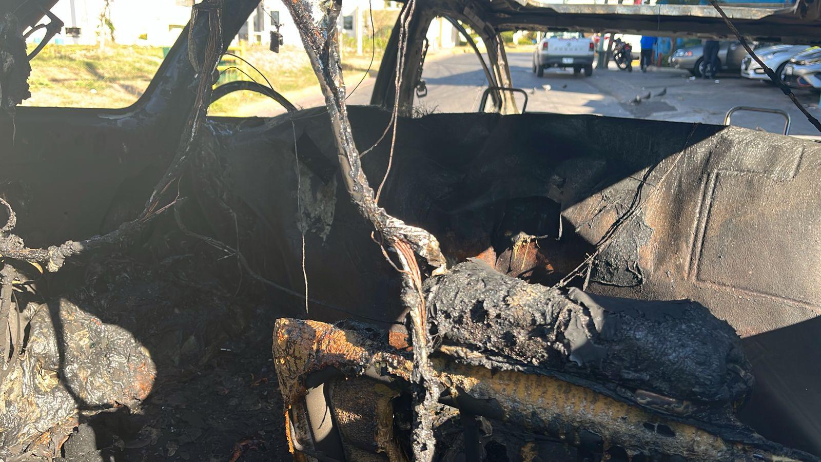 $!Fuego consume un vehículo por el Infonavit Cañadas, en Culiacán