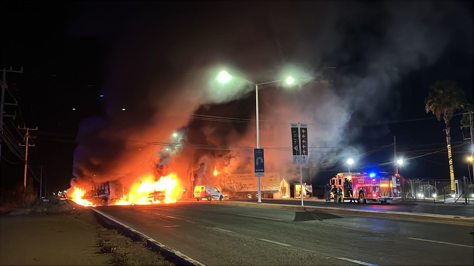 $!Bloqueos en Culiacán; queman vehículos en la salida norte