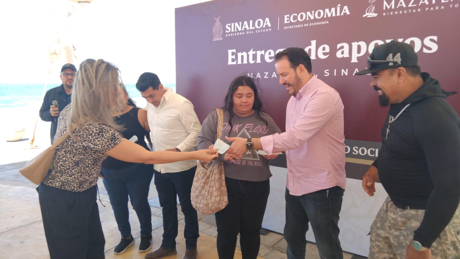 $!Entregan cerca de 250 apoyos para los tianguistas de la Juárez, Flores Magón y empacadoras de camarón