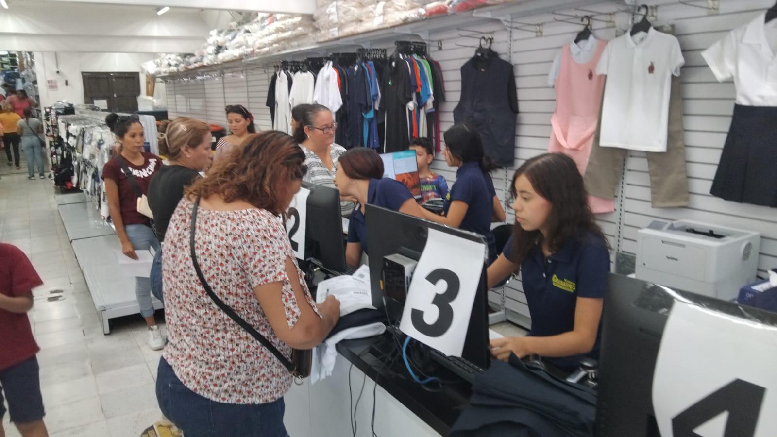 $!Tiene segunda semana del canje de uniformes y útiles escolares una mayor afluencia de padres de familia