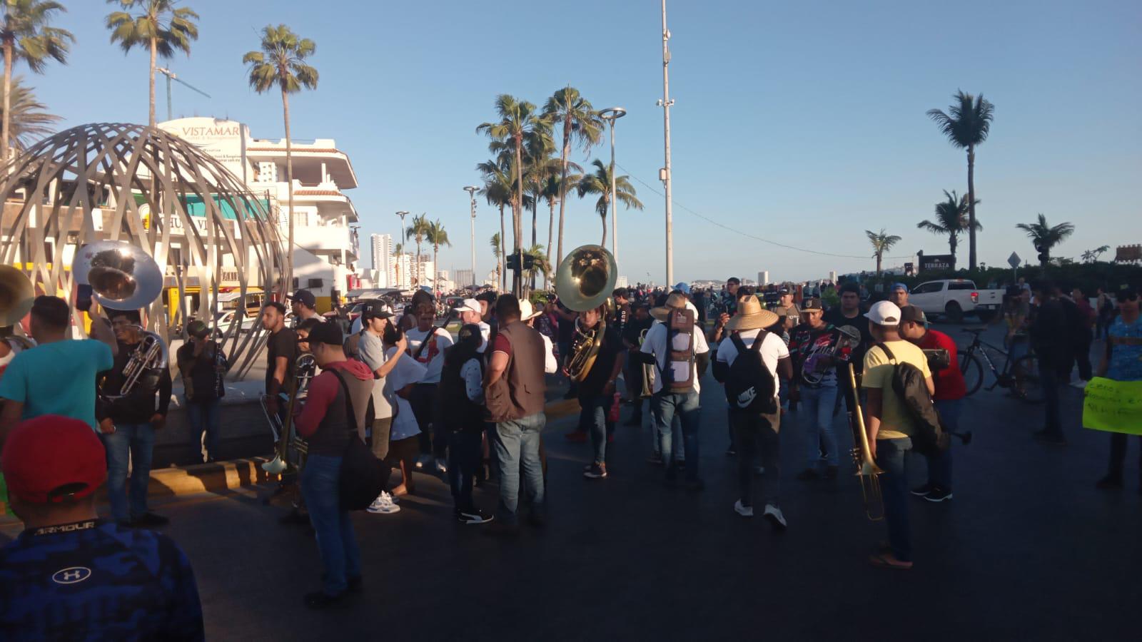 $!Alcalde de Mazatlán dice que bandas podrán trabajar en playas y abren la Sánchez Taboada para los músicos
