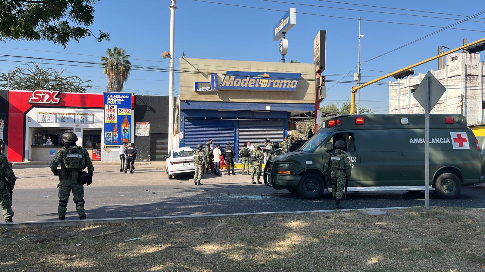 $!Choca ambulancia del Ejército contra vehículo particular en la colonia Margarita, en Culiacán