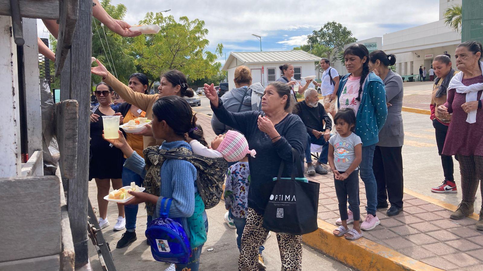 $!Comparten alimentos afuera del Hospital General de Mazatlán