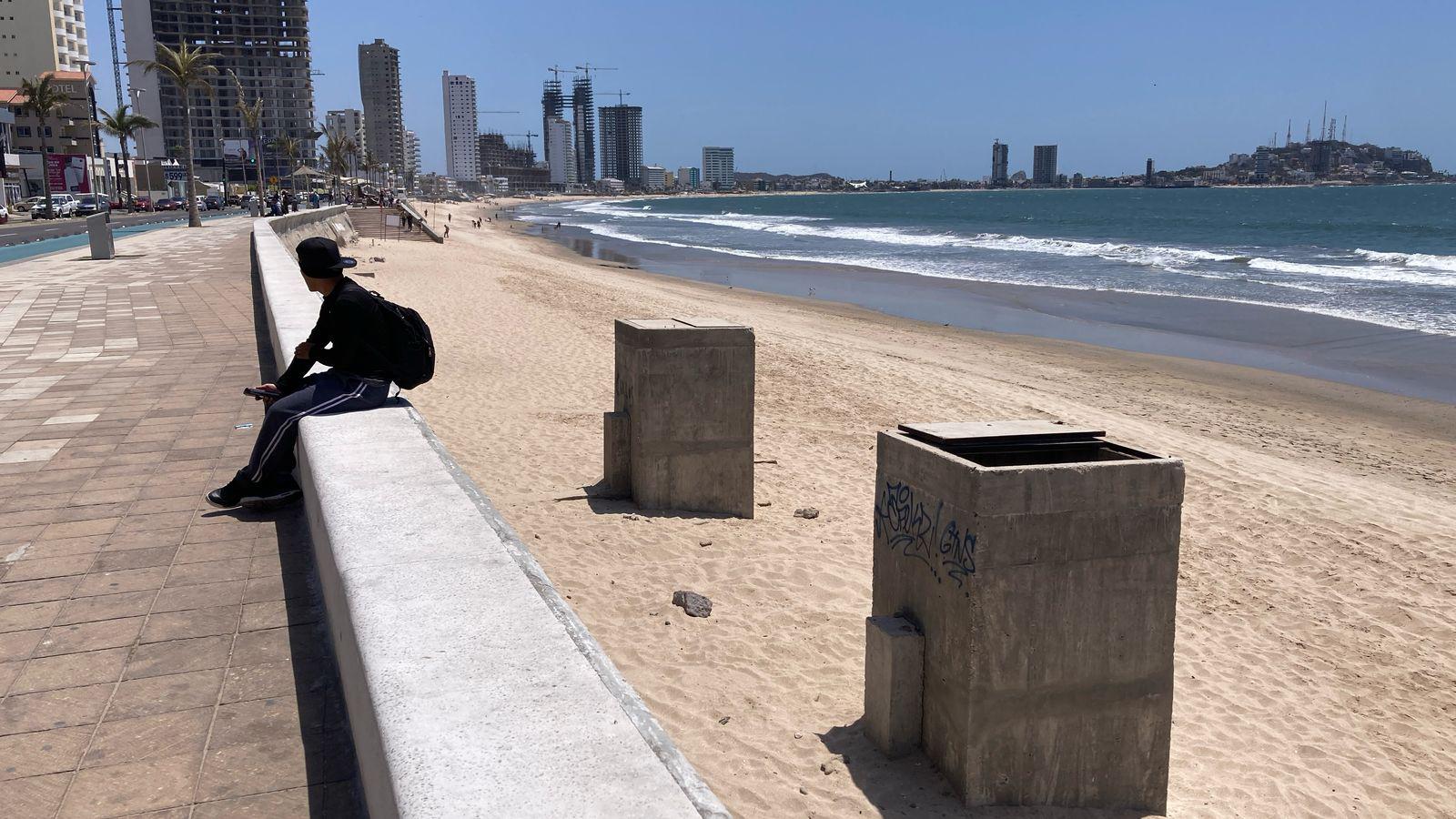 $!En playa de Mazatlán que buscan certificación hay huellas de descargas al mar