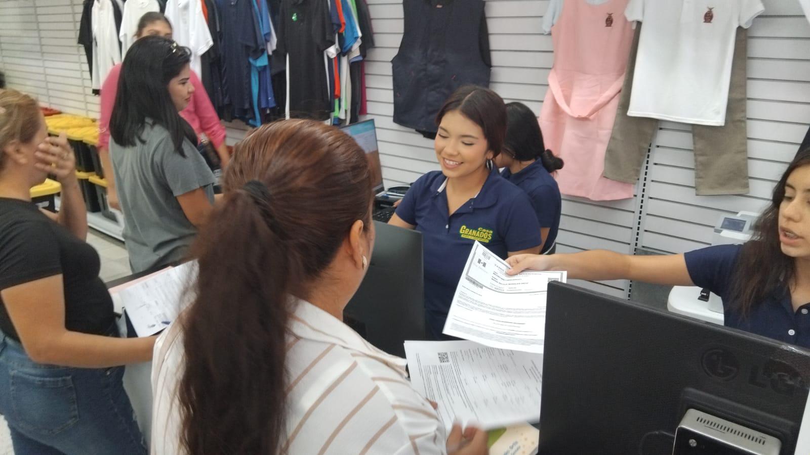 $!Tiene segunda semana del canje de uniformes y útiles escolares una mayor afluencia de padres de familia