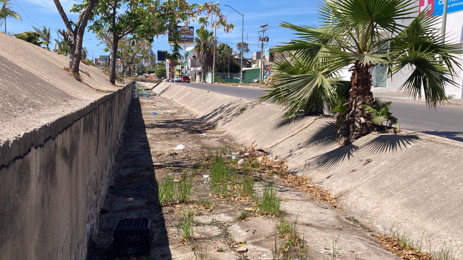 $!Basura y maleza persisten en arroyos de Mazatlán previo a la temporada de lluvias