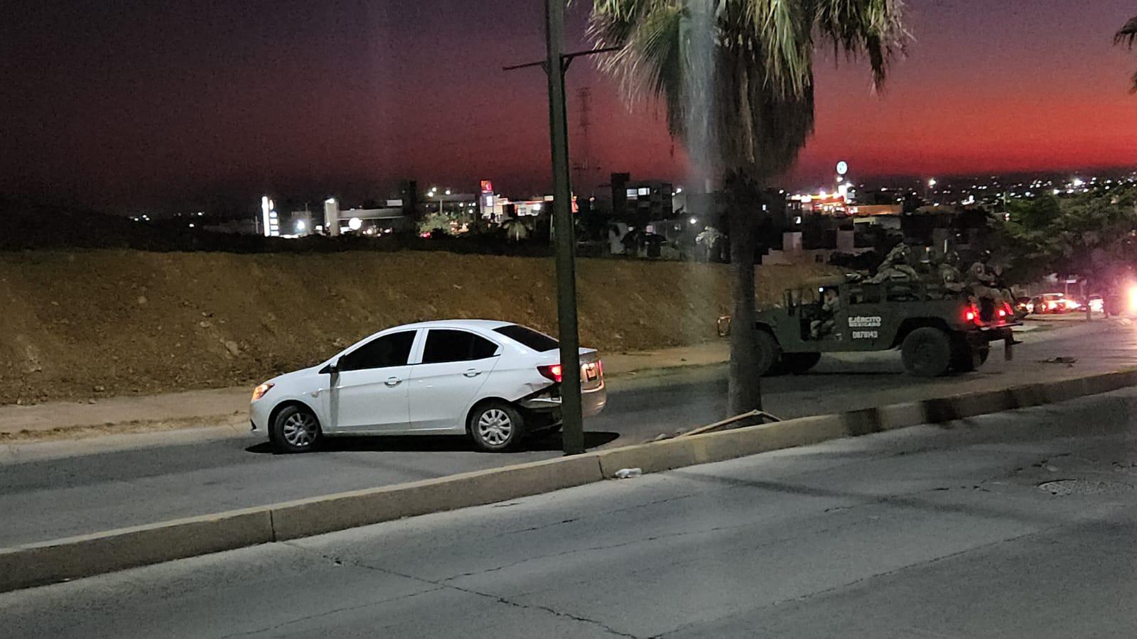$!Ejército Mexicano encuentra armas dentro un auto abandonado en Culiacán