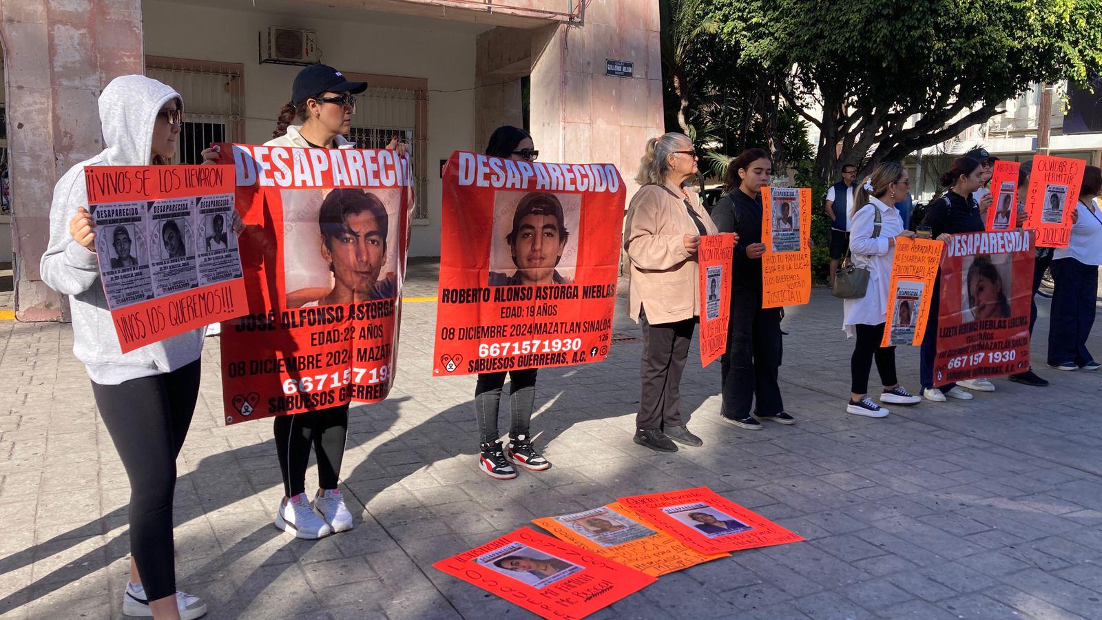 $!Exigen en manifestación en Mazatlán apoyo para encontrar a personas desaparecidas y renuncia del Gobernador Rocha
