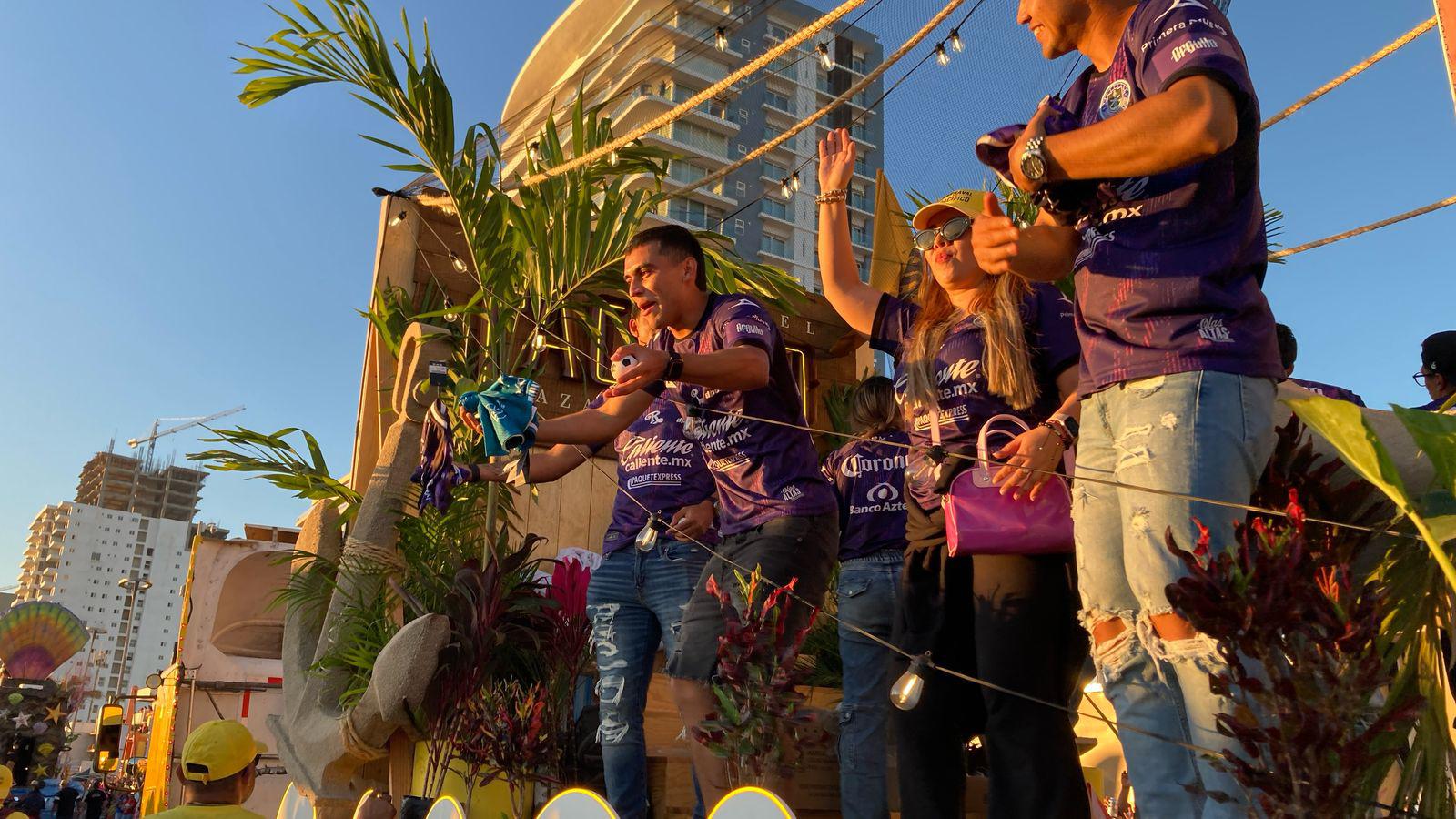 $!Equipos profesionales del puerto son parte del desfile del Carnaval de Mazatlán 2025