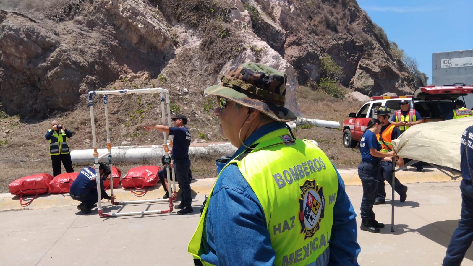 $!Realizan Bomberos de Mazatlán simulacro especializado en materiales de alto riesgo