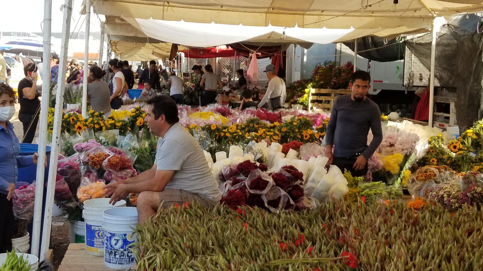 $!Reclaman comerciantes de flores bajas ventas por presencia de ‘golondrinos’ en Culiacán