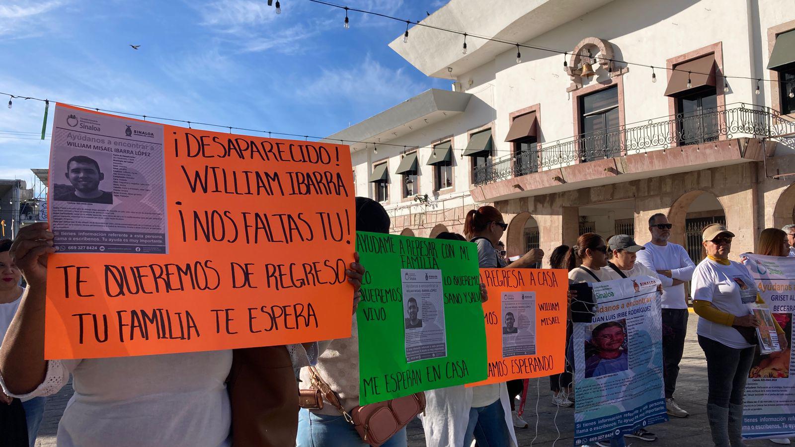 $!Exigen en manifestación en Mazatlán apoyo para encontrar a personas desaparecidas y renuncia del Gobernador Rocha